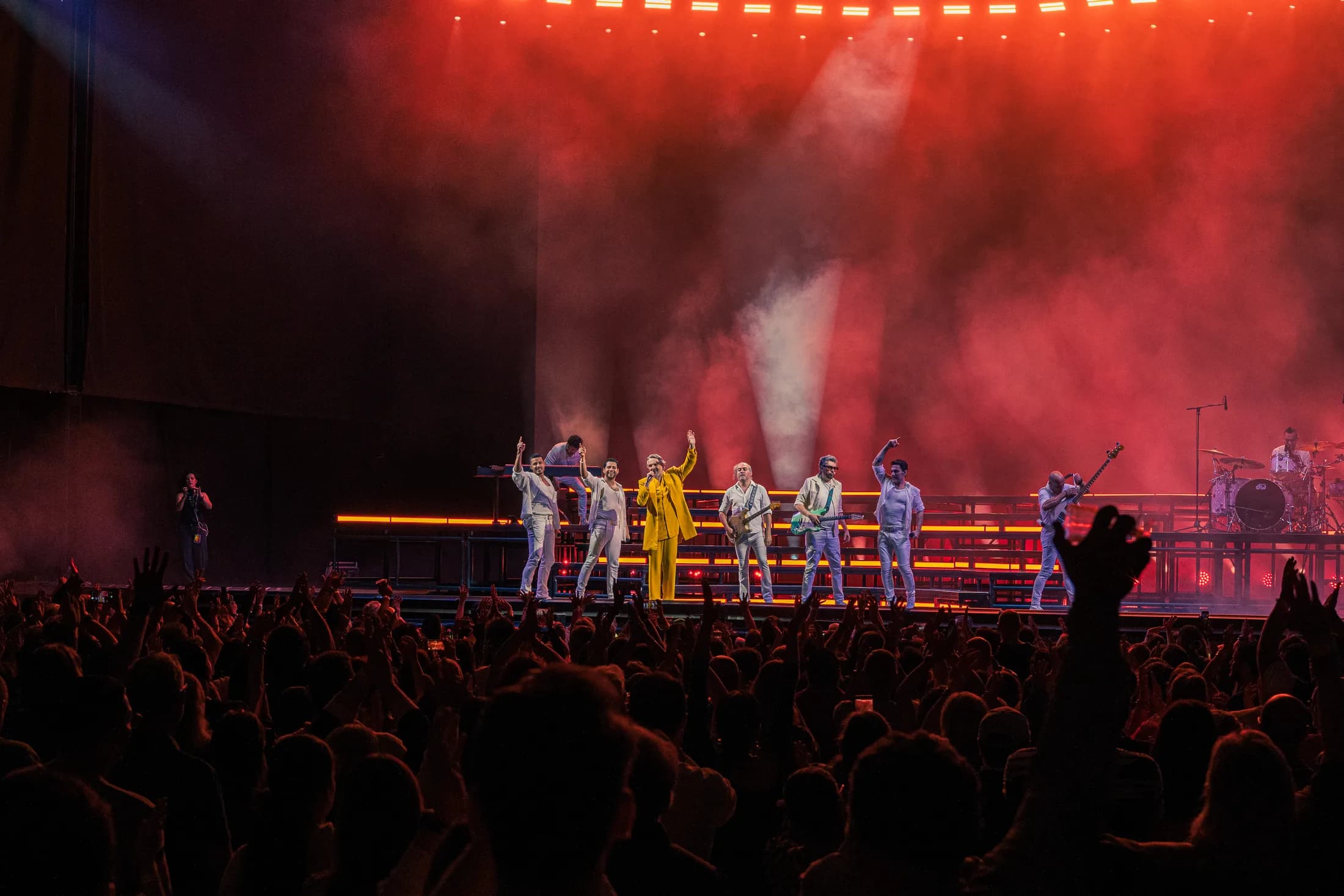 Miguel Bosé concert crowd